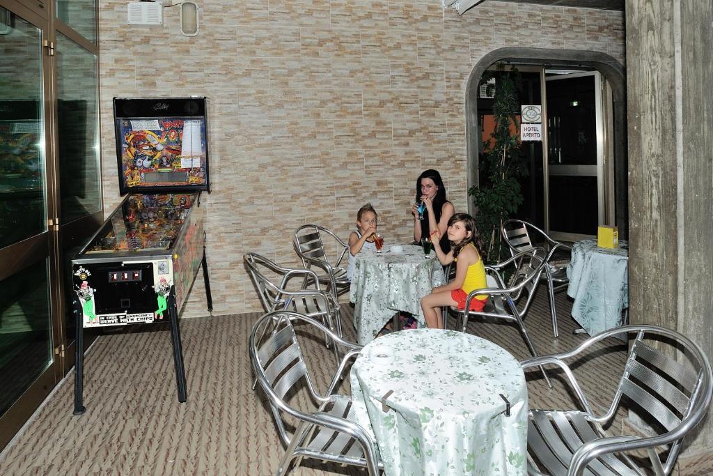 Hotel Lidia Алба Адриатика Екстериор снимка