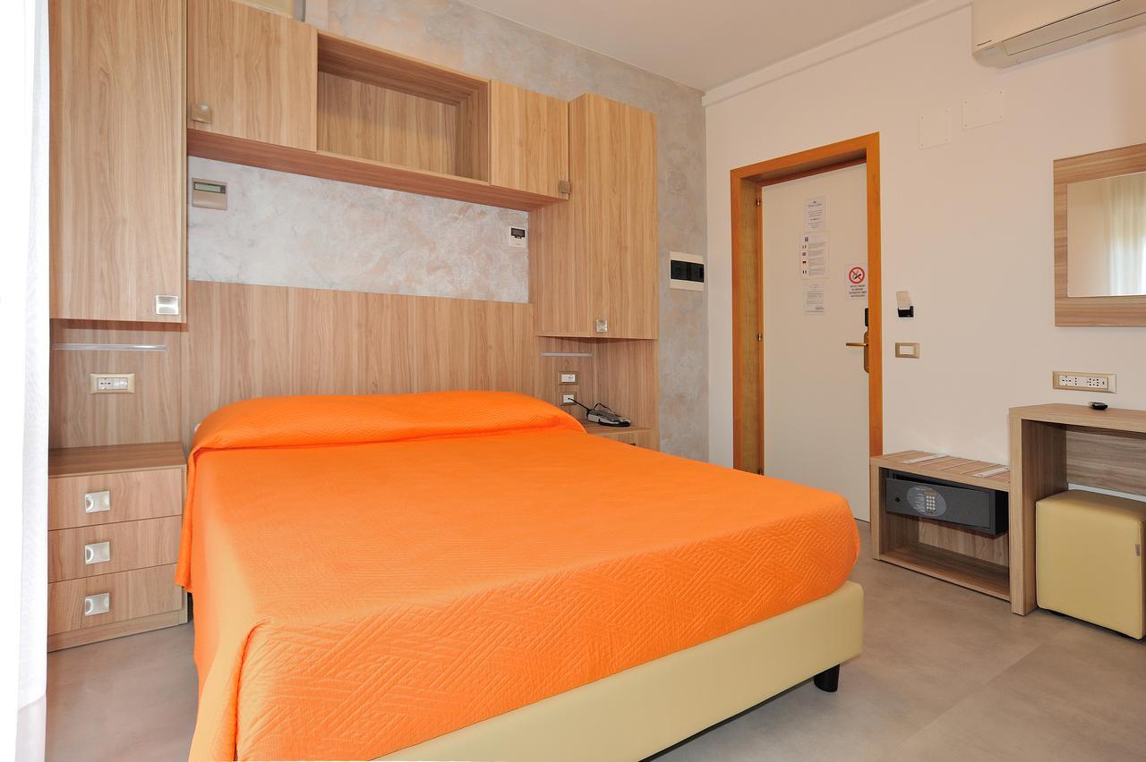 Hotel Lidia Алба Адриатика Екстериор снимка