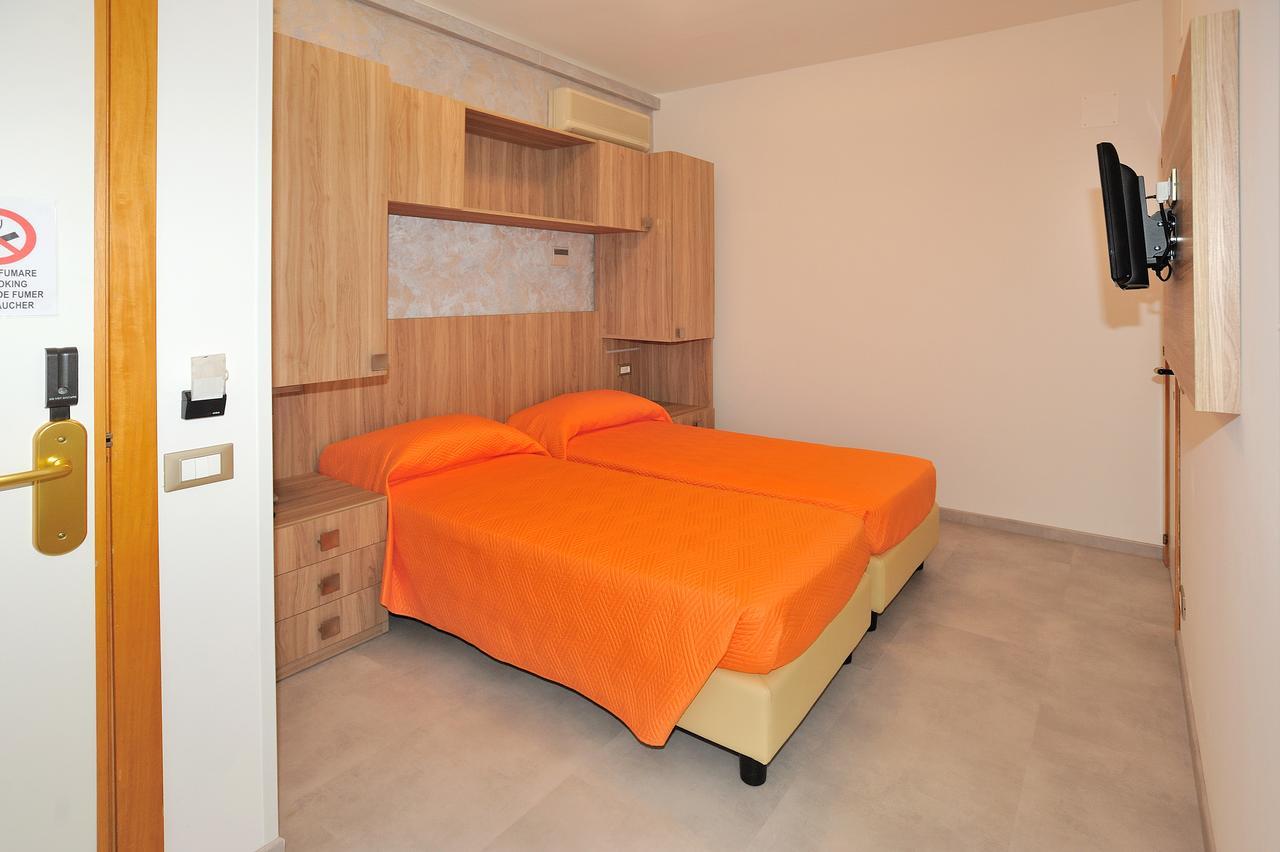 Hotel Lidia Алба Адриатика Екстериор снимка